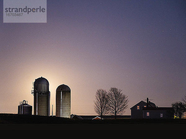 Blue Moonrise Silhouetten Vermont Farm Haus und Silos