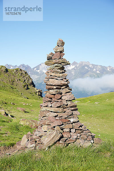 Steinhaufen zur Kennzeichnung des richtigen Weges im Tena-Tal  Provinz Huesca in Aragonien  Pyrenäen in Spanien.