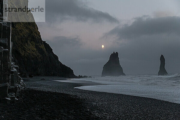 Mondlicht über dem schwarzen Sandstrand von Reynisfjara  Island