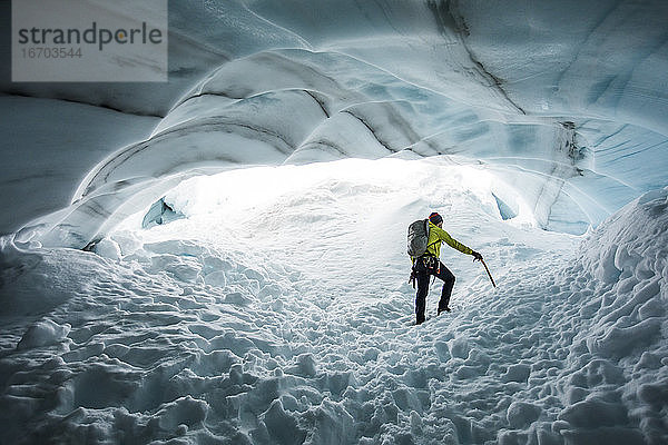 Der Bergsteiger Paul McSorley erkundet auf einer Bergwanderung eine Eishöhle.