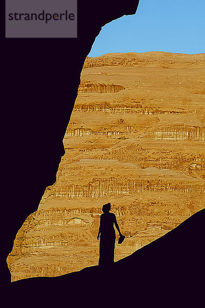 Silhouette einer Frau in der Wüste von Wadi Rum  Jordanien