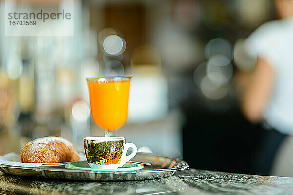 Espressokaffee  Orangensaft und Vanillepudding-Croissant