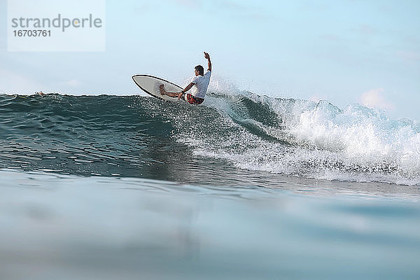 Surfer auf einer Welle  Lombok  Indonesien