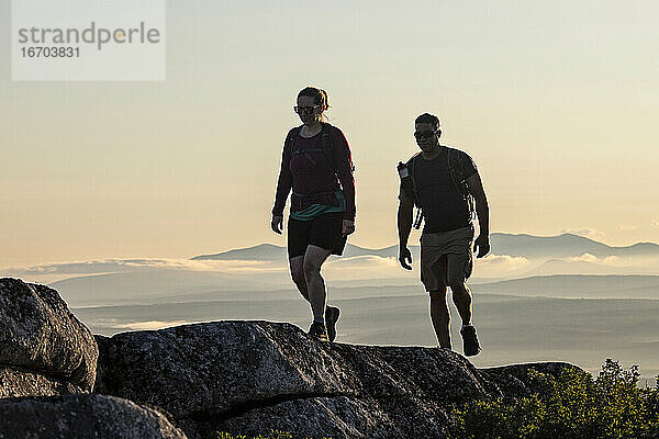 Männliche und weibliche Wanderer wandern auf dem Gipfel des Appalachian Trail