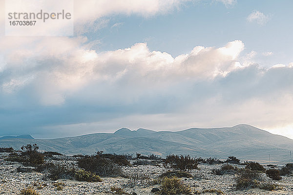 Wolken über vulkanischer Wüstenlandschaft