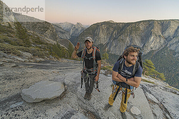 Zwei Wanderer auf dem Gipfel des El Capitan im Yosemite Valley bei Sonnenuntergang