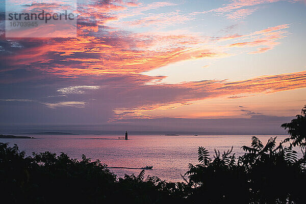 Sonnenaufgang und ein Leuchtturm vor der Küste von Cape Elizabeth  Maine