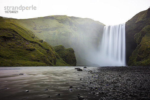 Eine Langzeitbelichtung des Skogafoss-Wasserfalls im Süden Islands.