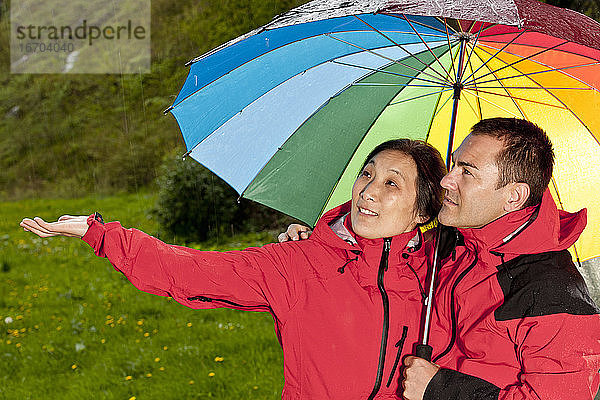 Paar bei einem Spaziergang im Regen in England