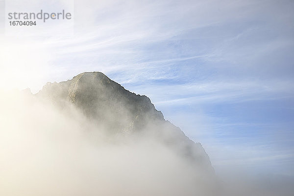 Silhouette eines felsigen Bergrückens im Ossau-Tal  Pyrenäen in Frankreich.