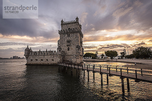 Schöner Blick auf das alte historische Gebäude des Belem-Turms in Lissabon