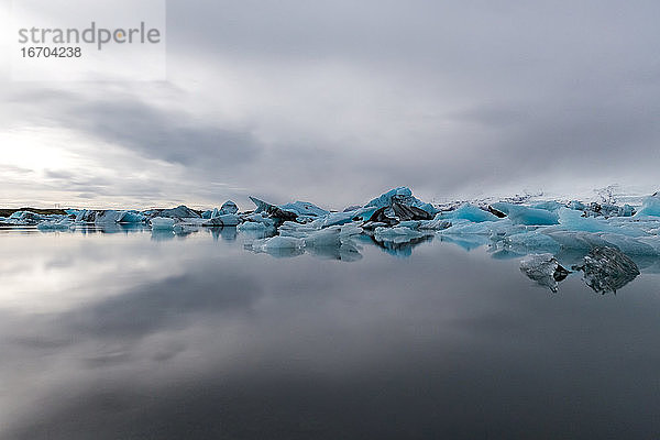 Gletschereis spiegelt sich im Jökulsárlón  dem berühmten See in Island