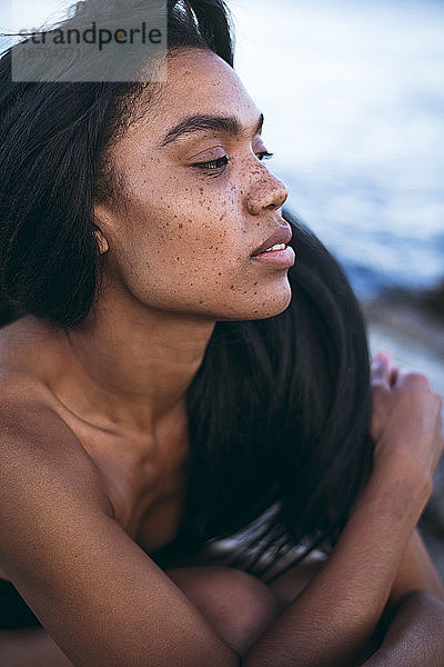 Black Multiracial Frau Lebensstil Porträt durch den Ozean in einem Badeanzug