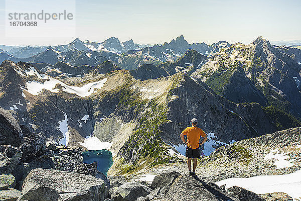 Eine gelungene Wanderung endet mit einem atemberaubenden Blick auf die endlosen Berge.