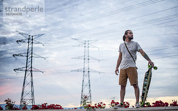 Ein Junge fährt mit dem Skateboard hoch