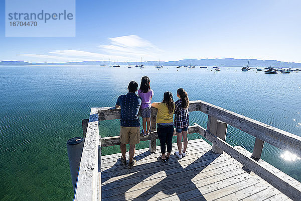 Eine Familie entspannt sich an einem schönen Tag auf einem Pier in South Lake Tahoe  CA