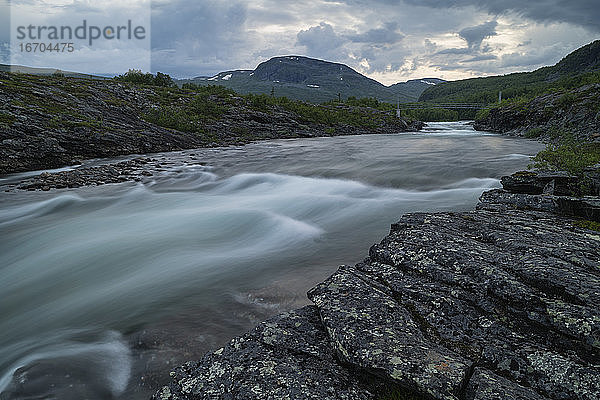 Fließendes blaues Gletscherwasser des Tarraätno-Flusses bei Njunses am Padjelantaleden  Lappland  Schweden