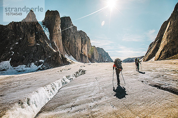 Bergsteiger wandern um Gletscherspalten herum  Baffin Island