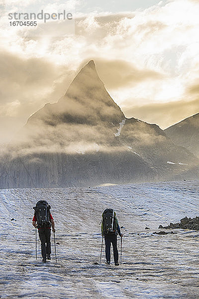 Zwei Bergsteiger auf dem Weg zur Besteigung des Mount Loki  Baffin Island.