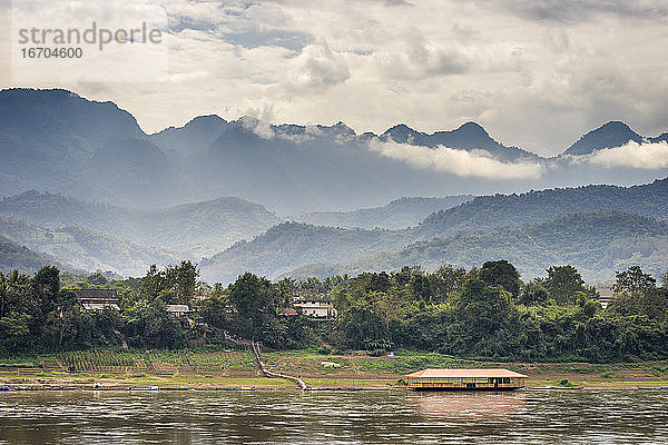 Blick auf den Mekong vor dem Hintergrund der Bergkette  Luang Prabang  Laos