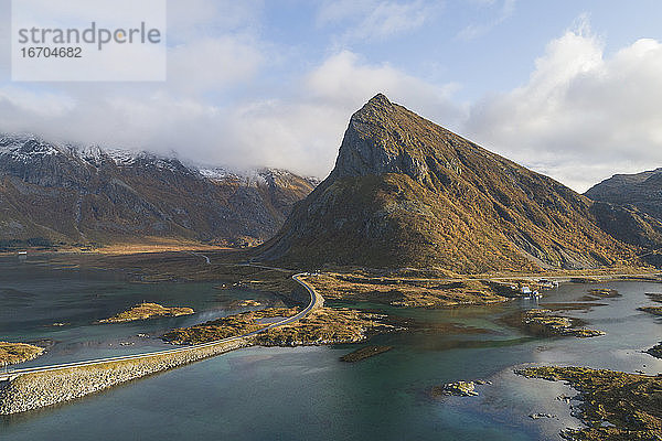 brücke über die norwegischen fjorde aus luftaufnahme