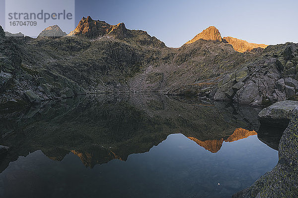 Granitspitzen mit Spiegelungen über dem See in der Sierra de Gredos  Spanien