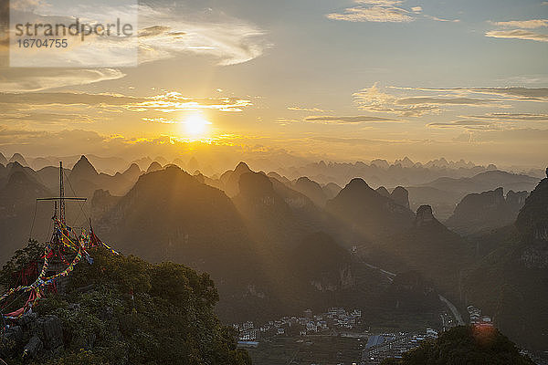 malerische Aussicht auf die Kalksteinberge oberhalb von Yangshuo