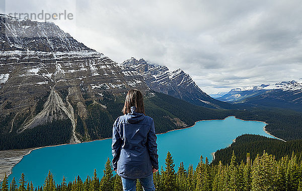 Mädchen genießt die Aussicht bei einer Wanderung am Peyto Lake  Banff National Park