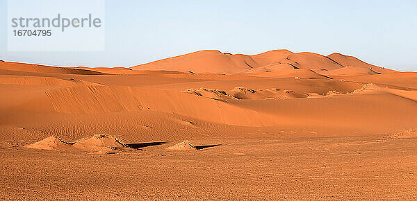 Panoramablick auf die Wüstendünen von Erg Chebbi  Marokko