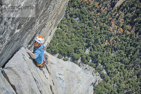 Kletterer klettert am Gipfel des El Capitan sehr ausgesetzt auf der Nose