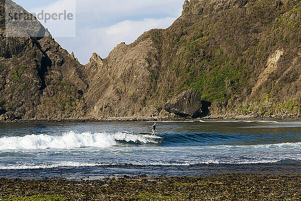 Surferin auf einer Welle  Sumbawa  Indonesien