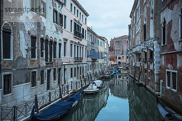 Enger Kanal in Venedig nach Sonnenuntergang