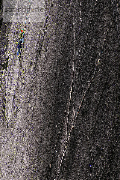 Mann klettert an einer großen  blanken Granitwand in Squamish Chief BC