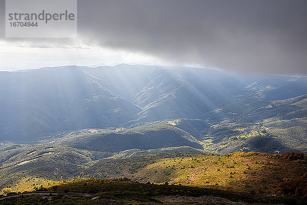 Sonnenuntergang Licht in einem spanischen Montseny Berg im Herbst Zeit. Sonnenstrahlen Licht.