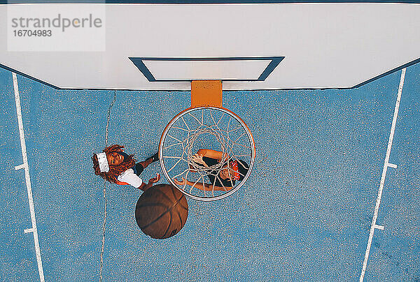 Lateinamerikanische und afrikanische Frauen spielen Basketball