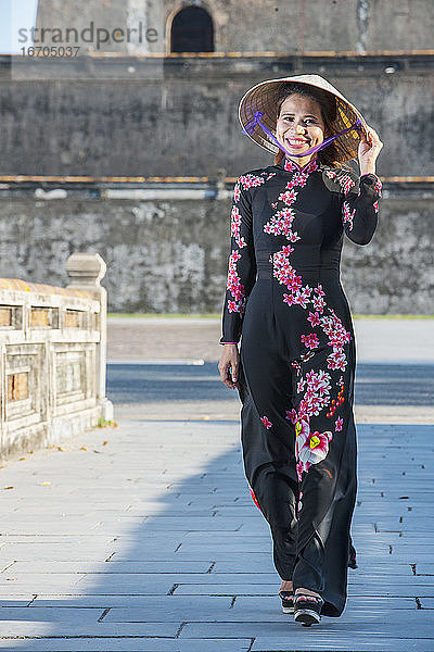 schöne Frau an der kaiserlichen Festung in Hue / Vietnam
