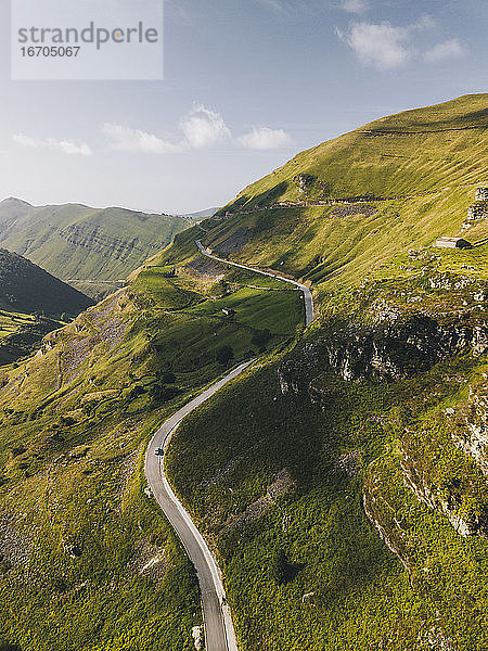 Kurvenreiche Straße hinauf in die Berge in Valles Pasiegos Kantabrien  Spanien