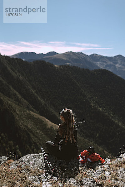 Mädchen in den Bergen beobachten die Landschaft. Wanderer Konzept