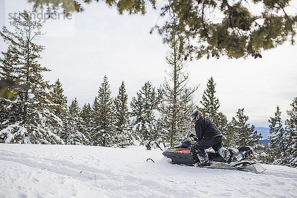 Rentner genießt in seiner Freizeit das Schneemobilfahren