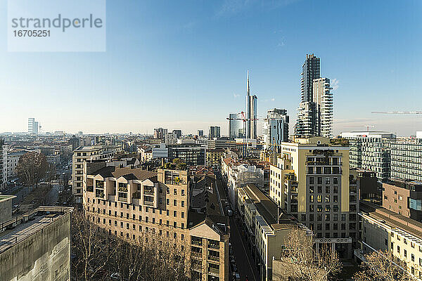 Skyline des Geschäftsviertels von Mailand Garibaldi mit blauem Himmel
