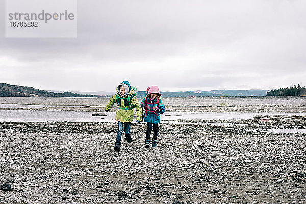 Geschwister  die beim Wandern in Nordschweden zusammen laufen