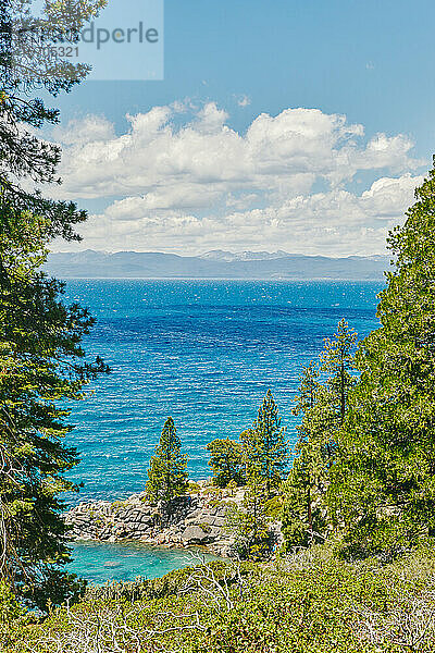 Blick auf den Lake Tahoe im Sommer in Nordkalifornien.