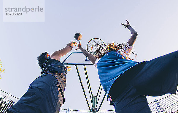 Lateinamerikanische und afrikanische Frauen spielen Basketball