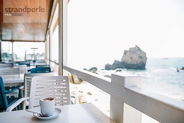 Gemütliches Cafe am Meer in Portugal