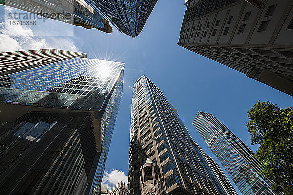 Blick aus geringer Höhe auf Wolkenkratzer im Finanzdistrikt von Hongkong