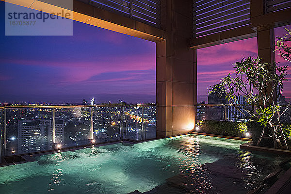 Schwimmbad auf dem Dach eines Luxuswohnheims in Bangkok