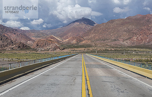 Abnehmende Perspektive der Straße  Uspallata  Mendoza  Argentinien