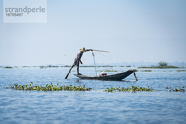Fischer mit Fischernetz auf einem Boot  Inle-See  Nyaungshwe  Myanmar