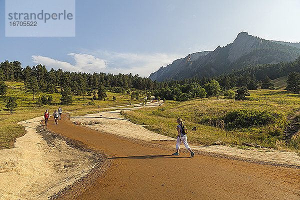 Menschen wandern auf einem neu angelegten Weg im Chautauqua Park in Boulder  Colorado