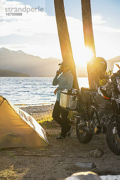 Frau entspannt sich im Camp am Nahuel Huapi See in Patagonien